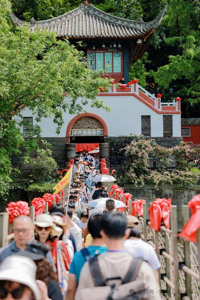 城山都江堰太火爆NPC白娘子被求合影到宕机AG真人百家家乐平台顶流实锤！这个五一青(图12)