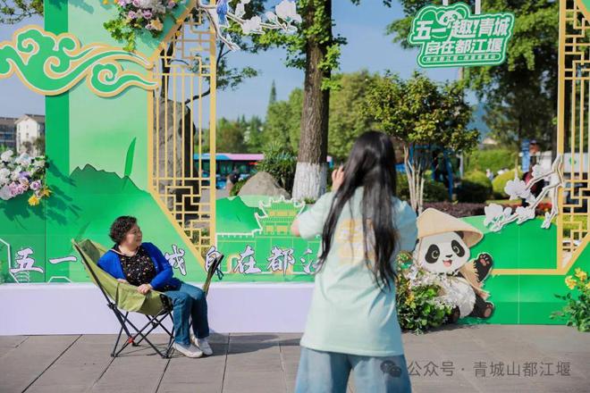 城山都江堰太火爆NPC白娘子被求合影到宕机AG真人百家家乐平台顶流实锤！这个五一青(图9)