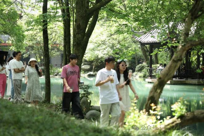 城山都江堰太火爆NPC白娘子被求合影到宕机AG真人百家家乐平台顶流实锤！这个五一