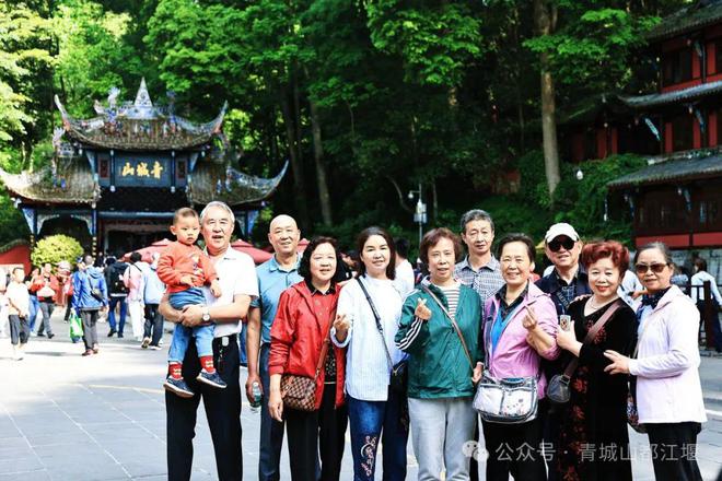 城山都江堰太火爆NPC白娘子被求合影到宕机AG真人百家家乐平台顶流实锤！这个五一青(图5)