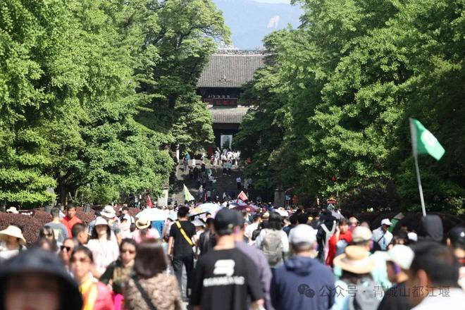 城山都江堰太火爆NPC白娘子被求合影到宕机AG真人百家家乐平台顶流实锤！这个五一青(图4)