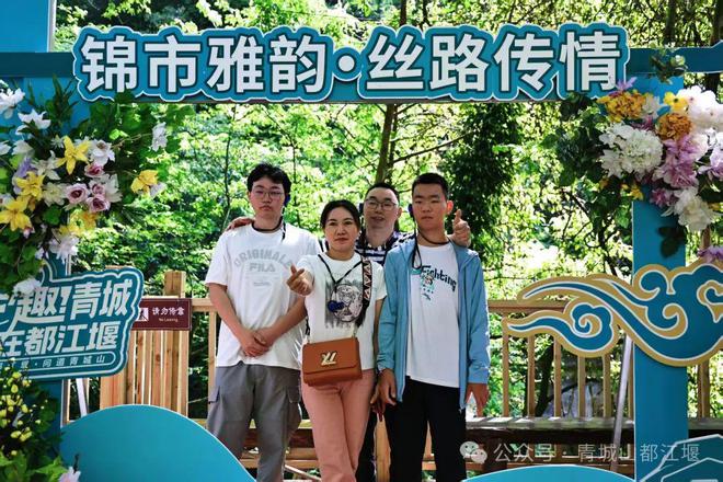 城山都江堰太火爆NPC白娘子被求合影到宕机AG真人百家家乐平台顶流实锤！这个五一青(图16)