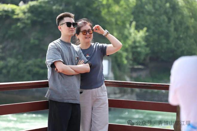 城山都江堰太火爆NPC白娘子被求合影到宕机AG真人百家家乐平台顶流实锤！这个五一青(图22)