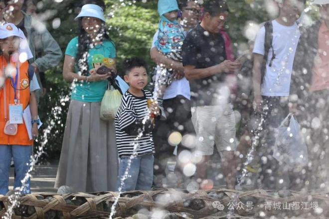 城山都江堰太火爆NPC白娘子被求合影到宕机AG真人百家家乐平台顶流实锤！这个五一青(图28)