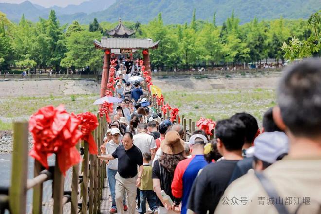 城山都江堰太火爆NPC白娘子被求合影到宕机AG真人百家家乐平台顶流实锤！这个五一青(图18)