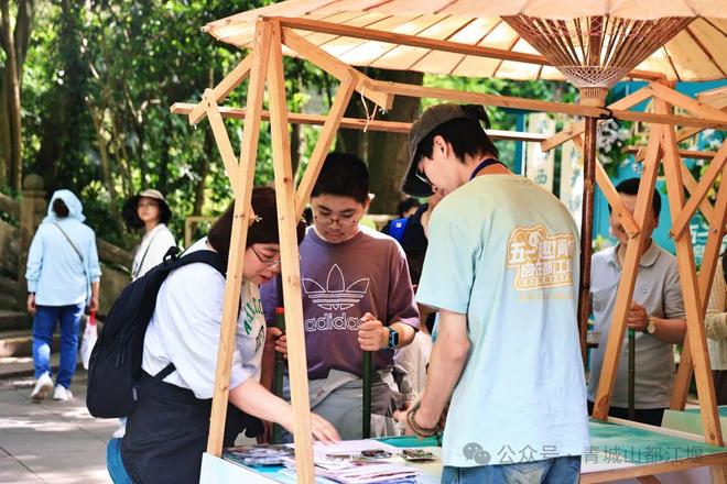 城山都江堰太火爆NPC白娘子被求合影到宕机AG真人百家家乐平台顶流实锤！这个五一青(图25)