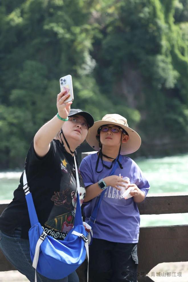 城山都江堰太火爆NPC白娘子被求合影到宕机AG真人百家家乐平台顶流实锤！这个五一青(图26)