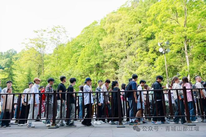 城山都江堰太火爆NPC白娘子被求合影到宕机AG真人百家家乐平台顶流实锤！这个五一青(图29)