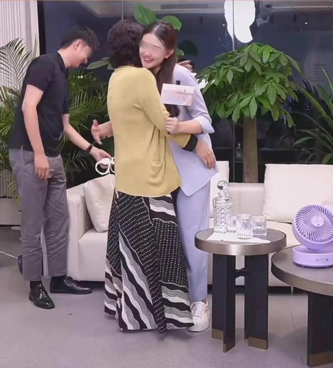 调”曝光网友：比玫瑰款更让人绷不住！AG真人游戏第一品牌董明珠“老人味空(图5)